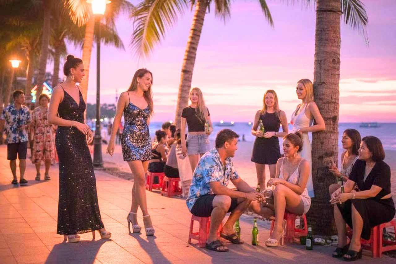 Foreign tourists and prostitutes on Pattaya Beach Road