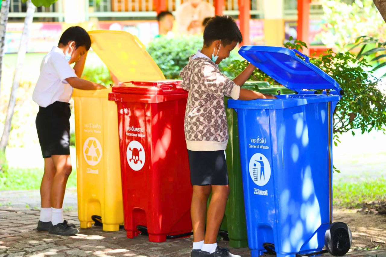 La Thaïlande vise à réutiliser 100 % de ses plastiques d'ici 2027 4 Les élèves d'une école de Bangkok sont encouragés à trier leurs déchets pour le recyclage