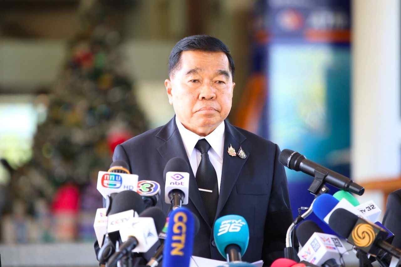 Le ministre de la Défense Nattaphon Narkphanit s'adresse aux journalistes après la réunion du Comité général des frontières à Chanthaburi, le 27 décembre 2025