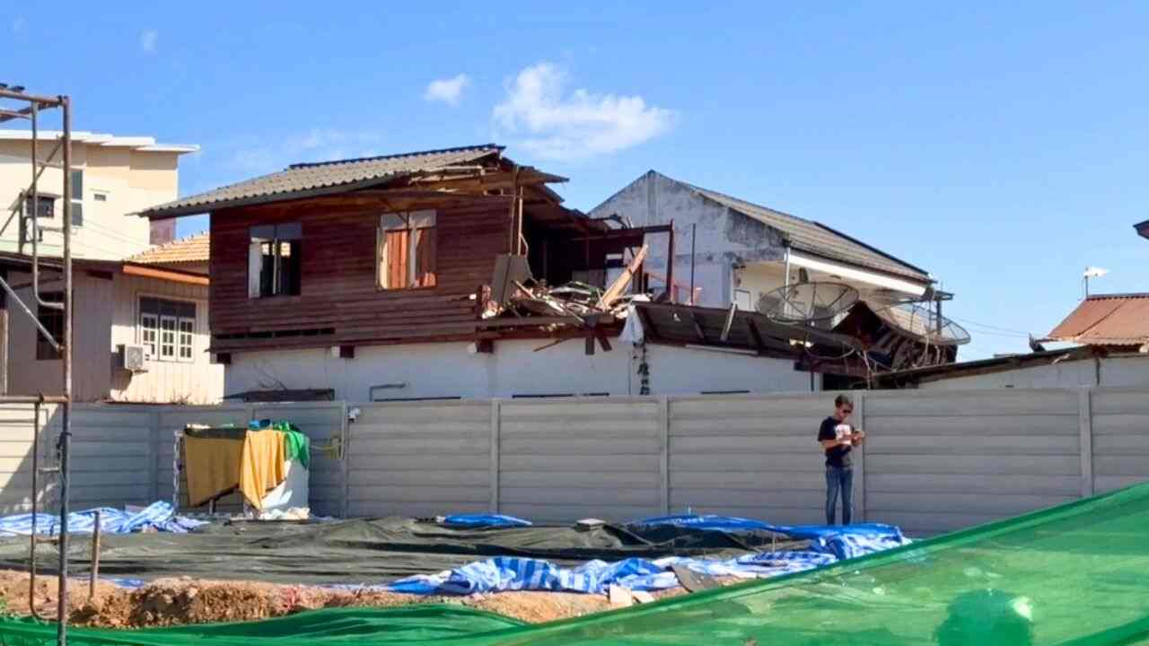 Zone prévue pour l’installation de la maison préfabriquée, à côté de l’habitation endommagée à Khon Kaen