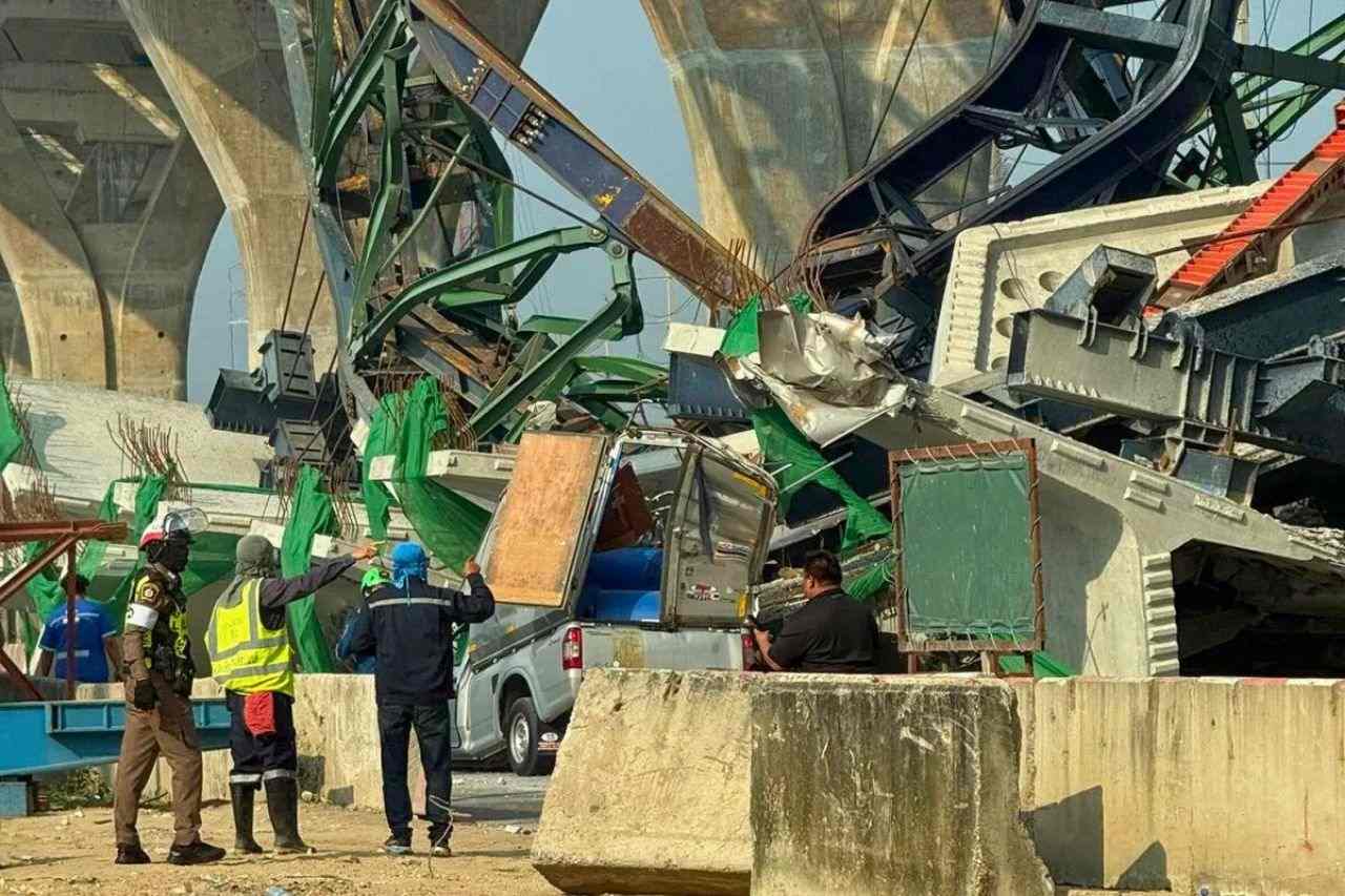 Un vehículo fue aplastado por partes de una grúa utilizada para la construcción de un puente de carretera, luego de que se derrumbara en la carretera Rama II el jueves 15 de enero de 2026, en Samut Sakhon