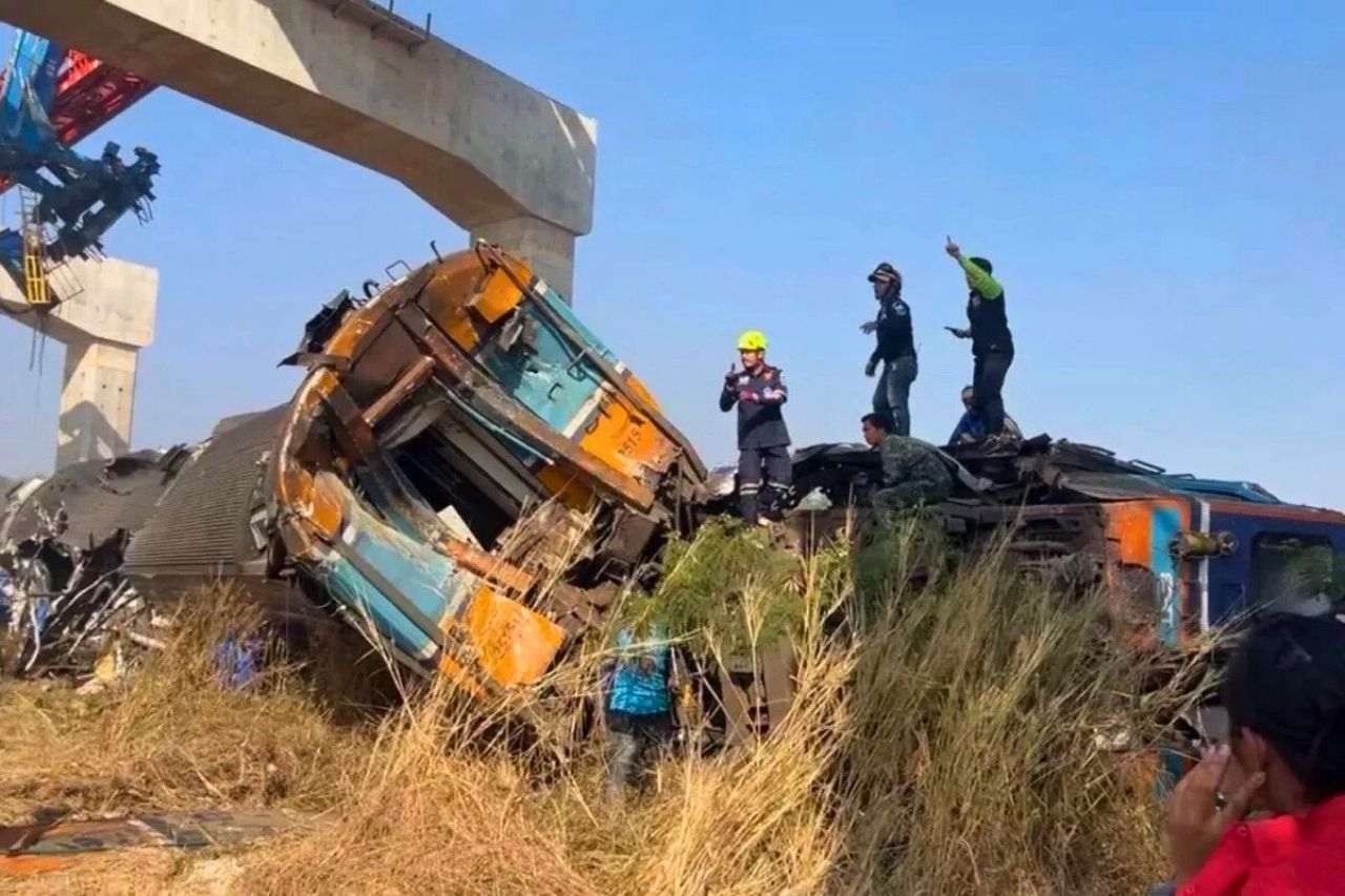 Los equipos de rescate rescataron a los pasajeros atrapados después de que una grúa de construcción cayera sobre dos vagones de un tren expreso que viajaba de Bangkok a Ubon Ratchathani en la provincia de Nakhon Ratchasima.