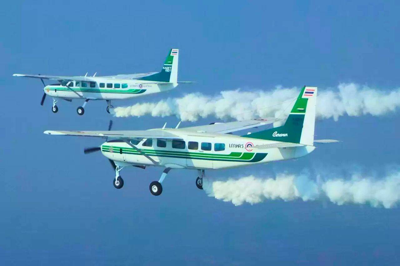 Des avions larguent des produits chimiques pour ensemencer les nuages lors d'une opération de pluie artificielle