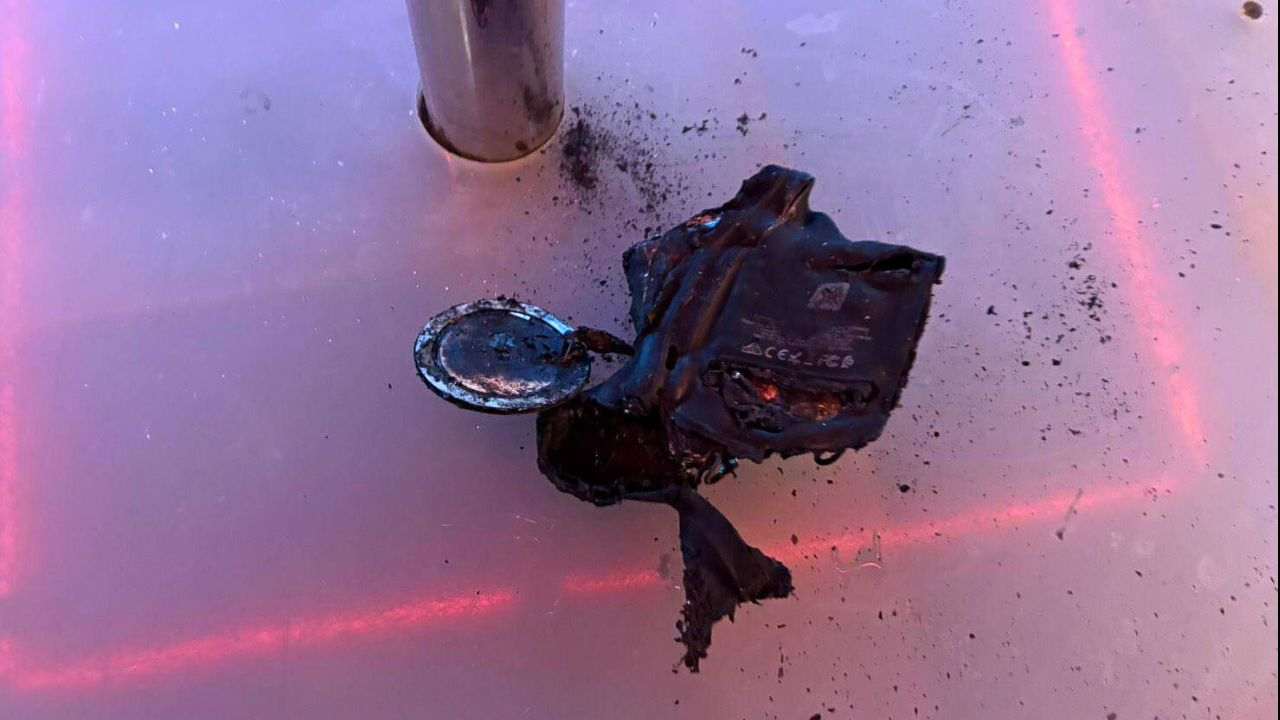 La batterie externe endommagée a fondu et a été carbonisée par le feu