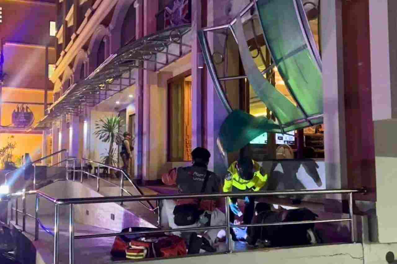 Tailandia: Un hombre belga cae desnudo desde el séptimo piso de un hotel en Pattaya y sobrevive a 4 Rescatistas en el lugar del accidente, donde se puede observar el toldo y la barandilla rotos que amortiguaron la caída del belga
