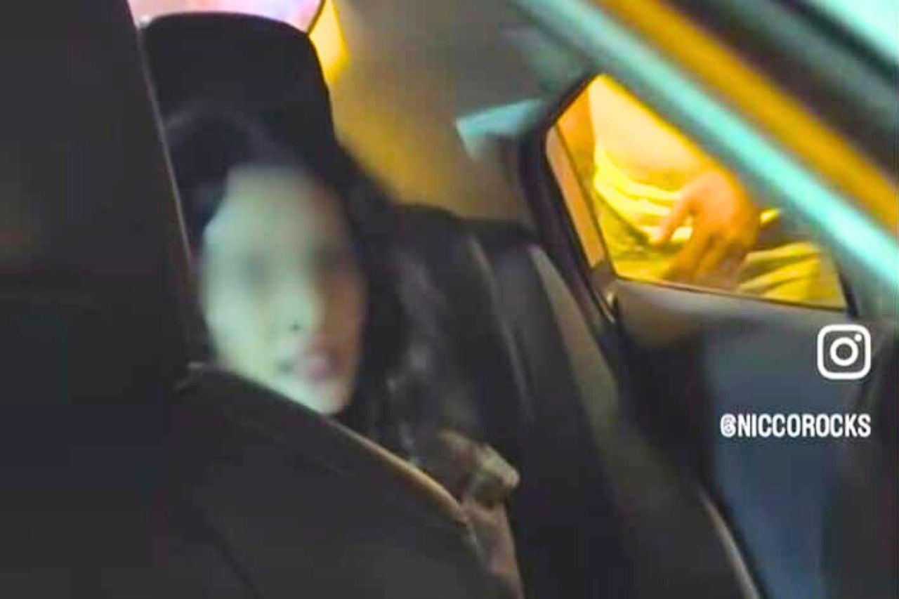 La femme qui a agressé des passants, enfermée dans un taxi par des moto-taxis, attend de se faire arrêter par la police