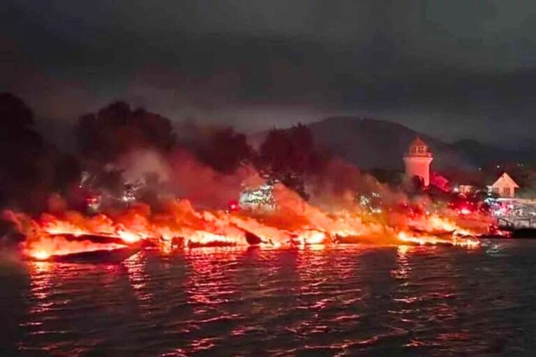Des bateaux à moteur en feu au quai de Chalong à Phuket dans le sud de la Thaïlande le mercredi 7 janvier 2026