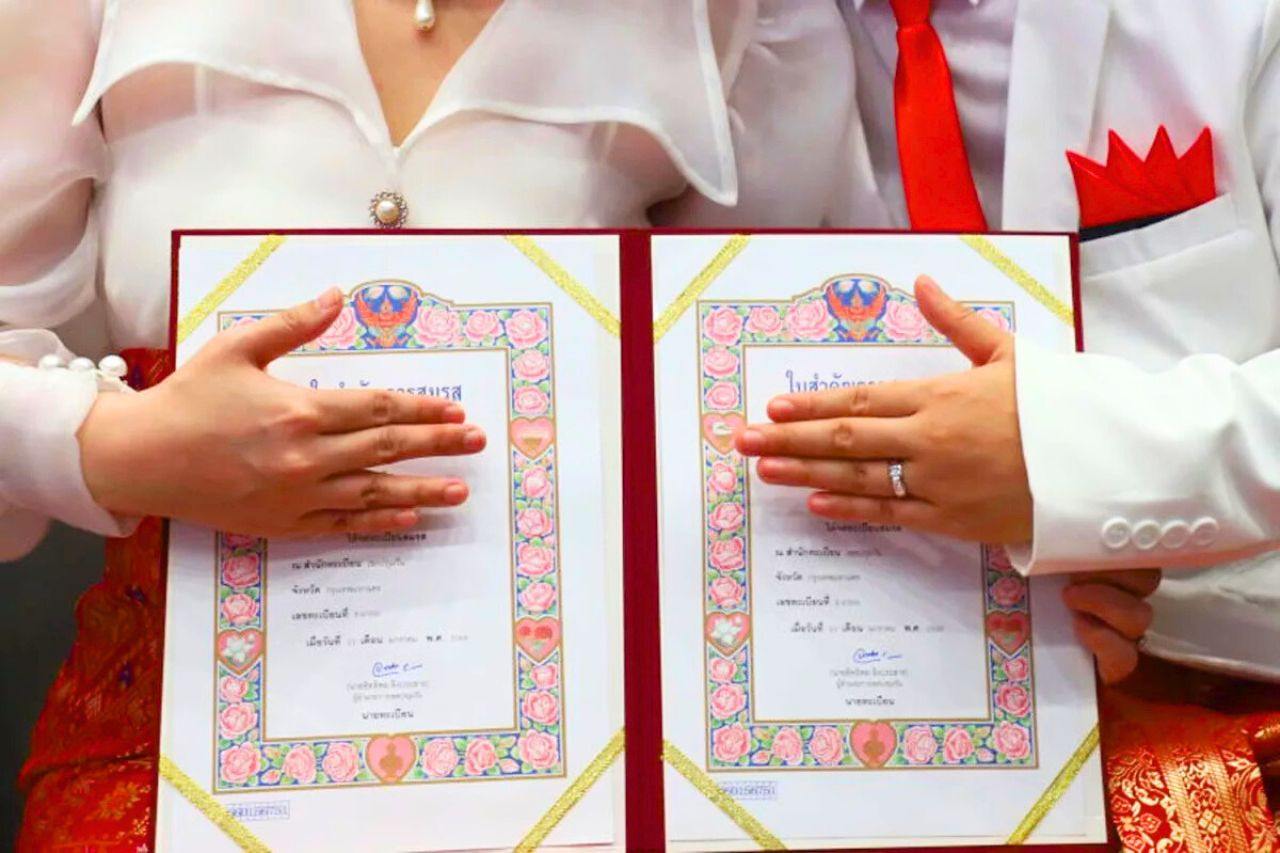 Un couple de femmes se marie le 23 janvier 2025, jour de l'entrée en vigueur de la loi sur l'égalité du mariage