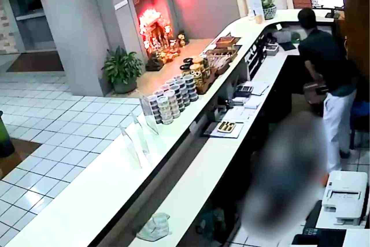 Image tirée d'une caméra de surveillance montrant le suspect voler des objets après avoir agressé la réceptionniste