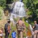 La compagne du touriste, entourée de policiers et de secouristes devant la cascade de Na Muang 2 à Koh Samui après l’accident