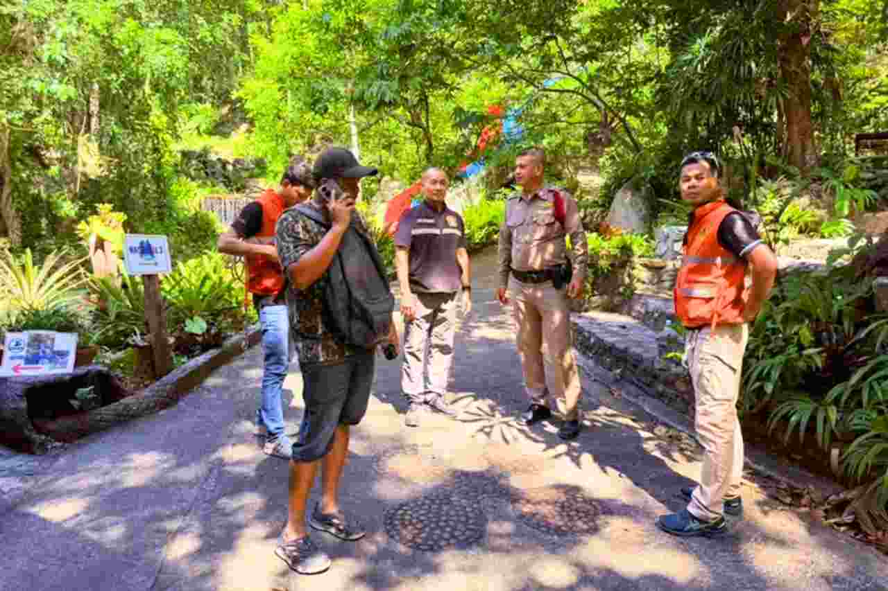 La police et les secouristes à la cascade Na Muang 2 sur l'île de Koh Samui après la chute mortelle d'un touriste français