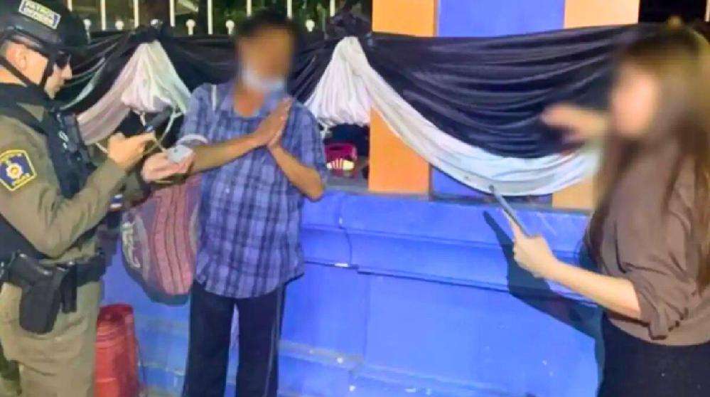 Thaïlande : un voyant prédit la perte d’un objet précieux… et vole sa cliente 6 Un policier avec le voyant et la cliente victime de vol