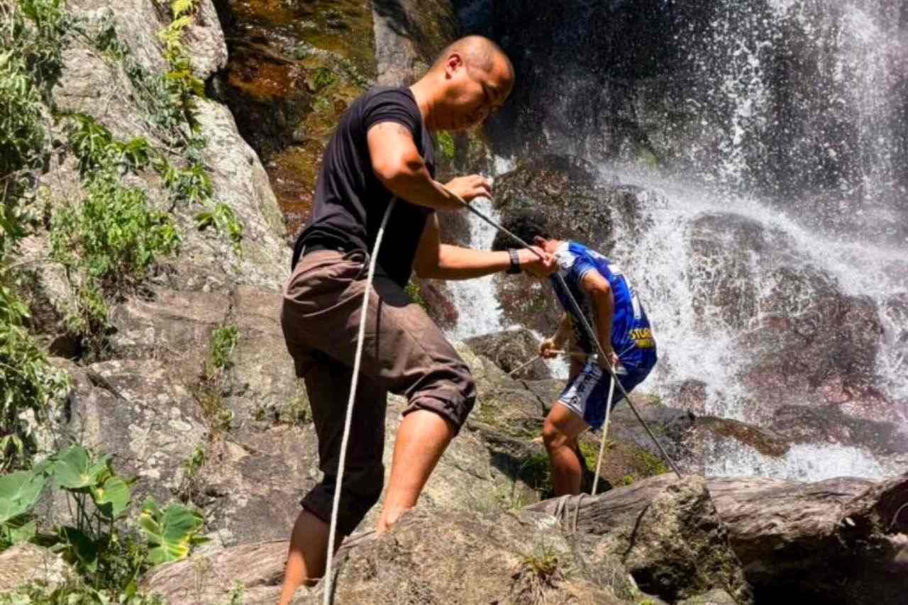 Secouristes récupérant le corps d’un touriste français après sa chute mortelle à la cascade de Na Muang 2, sur l’île de Koh Samui, le 5 janvier 2026