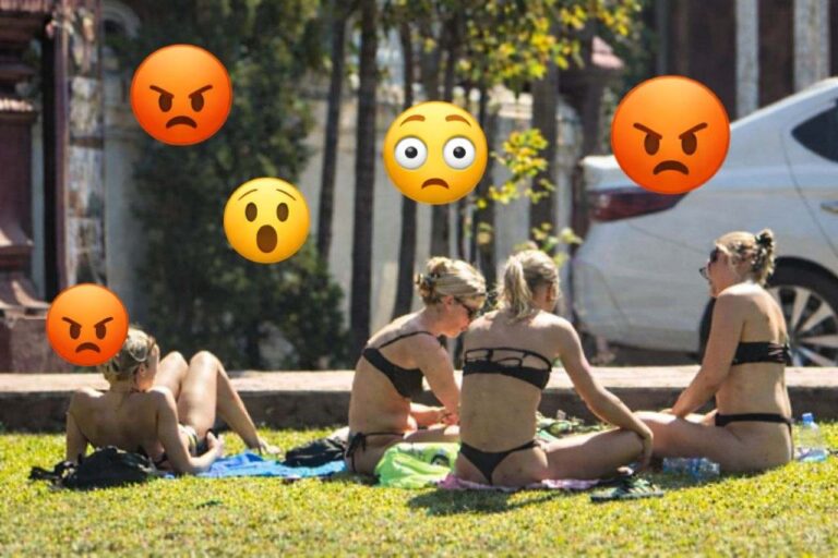 Touristes en bikini devant un temple de Chiang Mai, une scène jugée irrespectueuse par de nombreux Thaïlandais