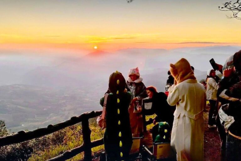 Touristes dans le parc national de Phu Ruea dans la province de Loei en Thaïlande