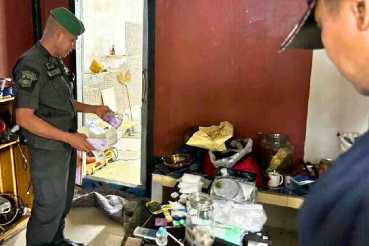 Les policiers thaïlandais découvrent de la drogue dans la maison du voleur d'AirPods à Koh Phangan