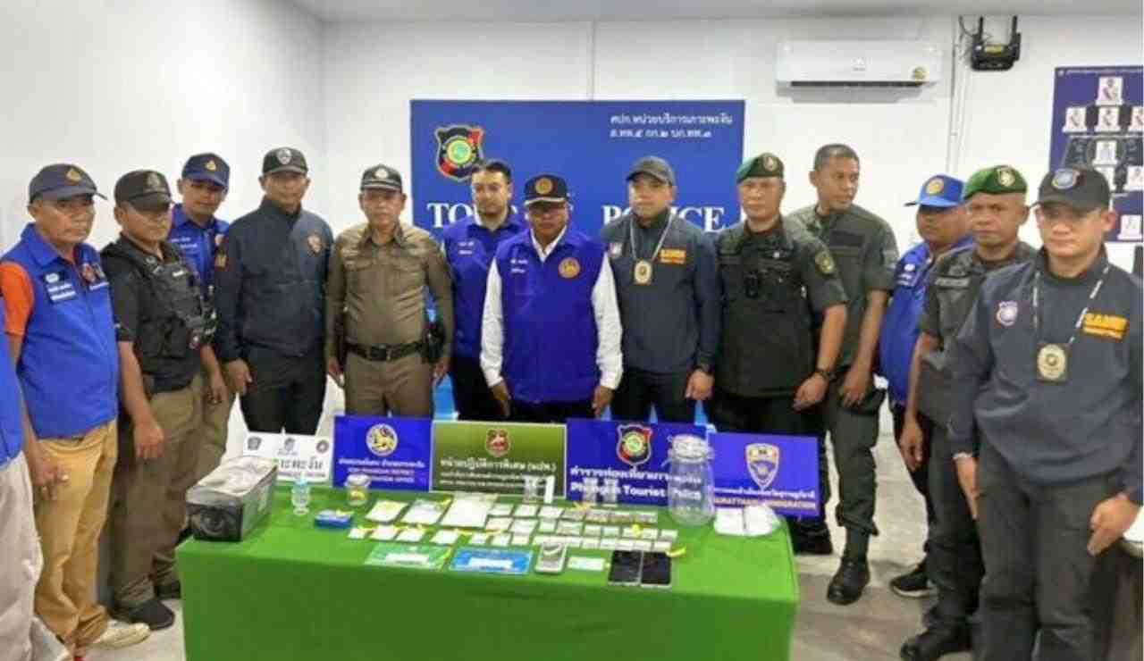 Les policiers de Koh Phangan posent devant la drogue saisie dans la maison du voleur d'AirPods