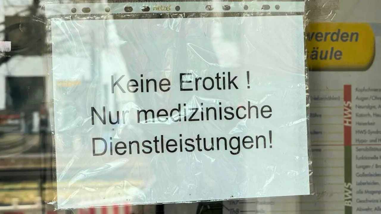 Affiche sur la porte du salon, qui indique en allemand « pas de service érotique, service médical uniquement »