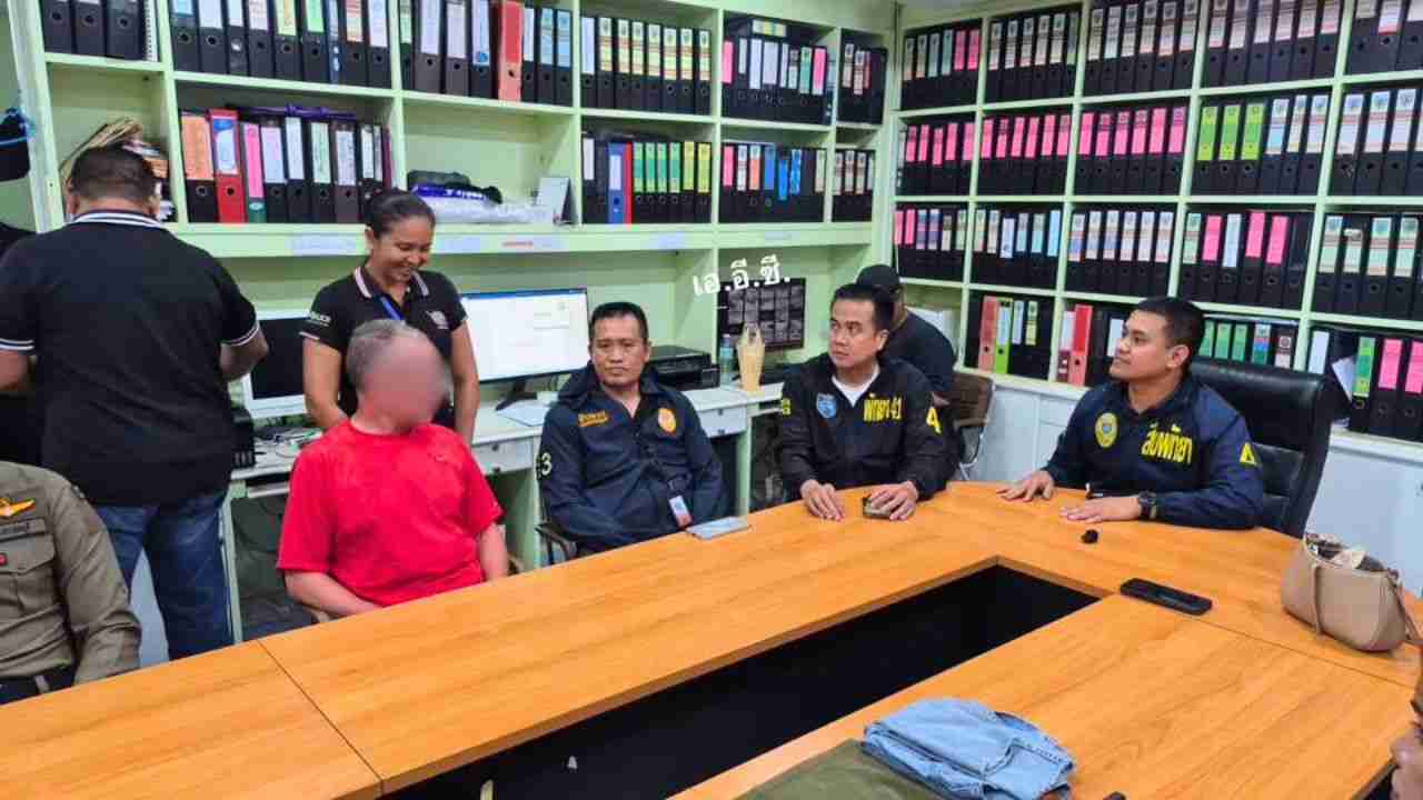 Le touriste allemand avec des policiers après l'arrestation des femmes transgenres