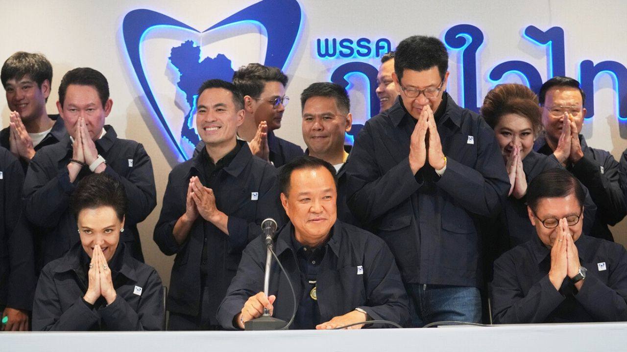 Le Premier ministre thaïlandais et chef du parti Bhumjaithai, Anutin Charnvirakul, au centre, s'exprime lors d'une conférence de presse au siège du parti après les élections générales à Bangkok, le dimanche 8 février 2026