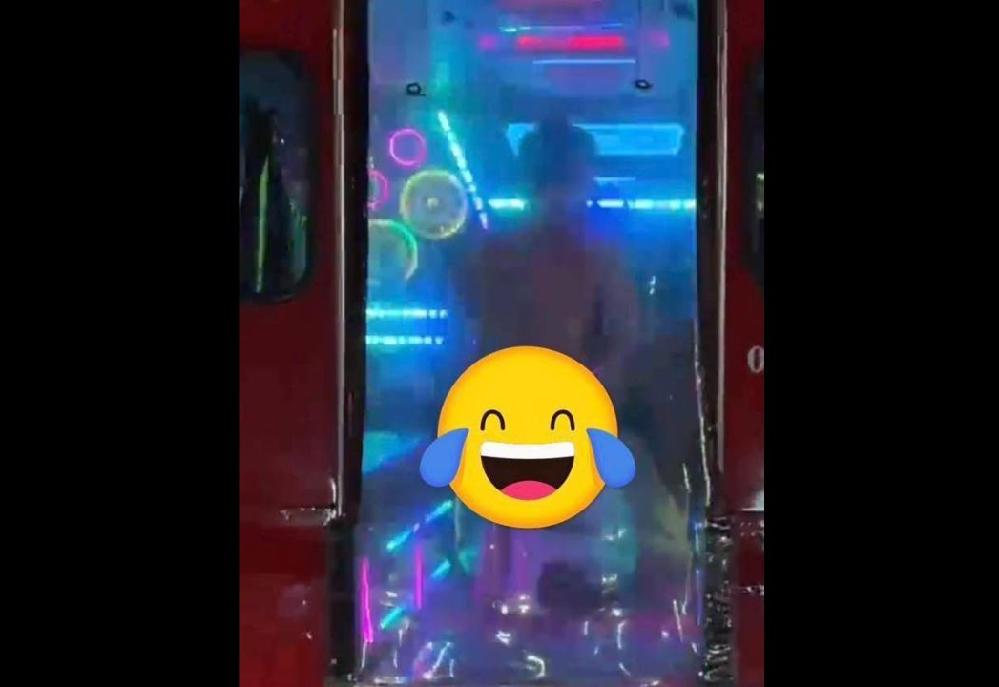 Le couple français dans un tuk tuk de Phuket. Photo tirée de la vidéo partagée sur les réseaux sociaux