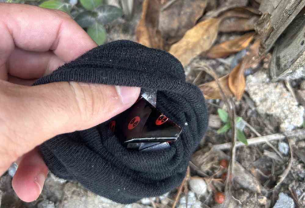 Des paquets de drogue sont cachés dans une chaussette laissée à un endroit désigné pour être récupérés à Koh Phangan