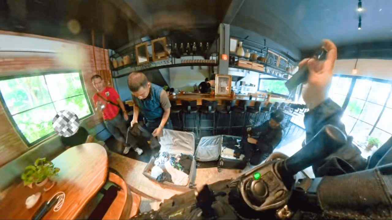 Des policiers fouillent les bagages d'un suspect israélien dans son restaurant à Koh Phangan