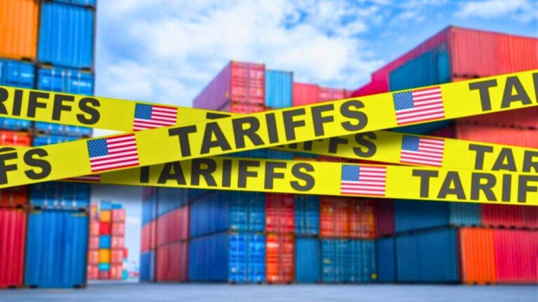 Tarif américain à 15 % : la Thaïlande se prépare à des turbulences commerciales 1 Conteneurs maritimes et ruban “Tariffs” avec drapeaux américains symbolisant les droits de douane des États-Unis