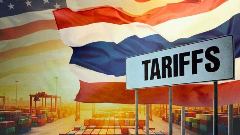 Droits de douane américains : la Thaïlande reste sous pression 7 Photomontage montrant les drapeaux américain et thaïlandais au-dessus d’un port de conteneurs, avec un panneau “tariffs” symbolisant les tensions commerciales.