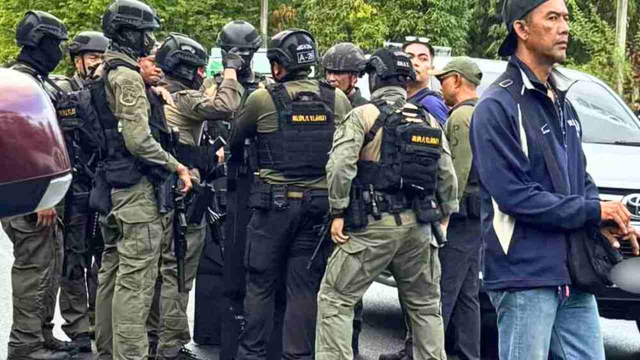 Des policiers sécurisent les environs de l'école Phatong Prathankhiriwat à Hat Yai le 11 février 2026 à la suite de la prise d'otages