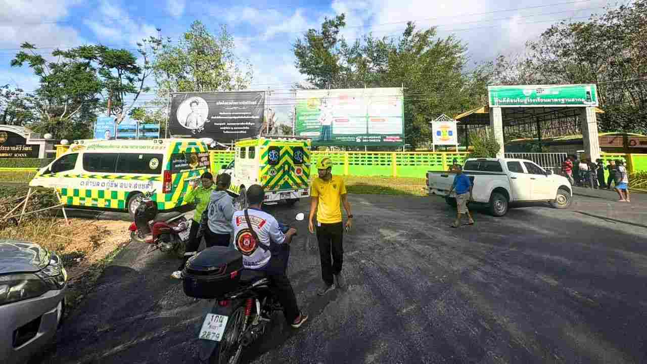 Forces de secours et policiers déployés devant une école à Hat Yai après une fusillade et une prise d’otages impliquant des élèves