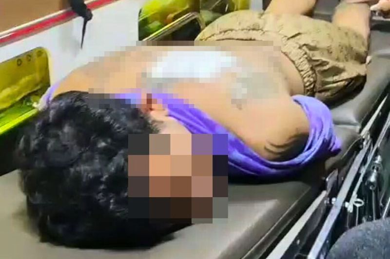 Thaïlande : il teste le pouvoir de ses tatouages sacrés et finit blessé à la hache 4 Un homme thaïlandais couvert de tatouages sacrés est évacué en ambulance après un rituel