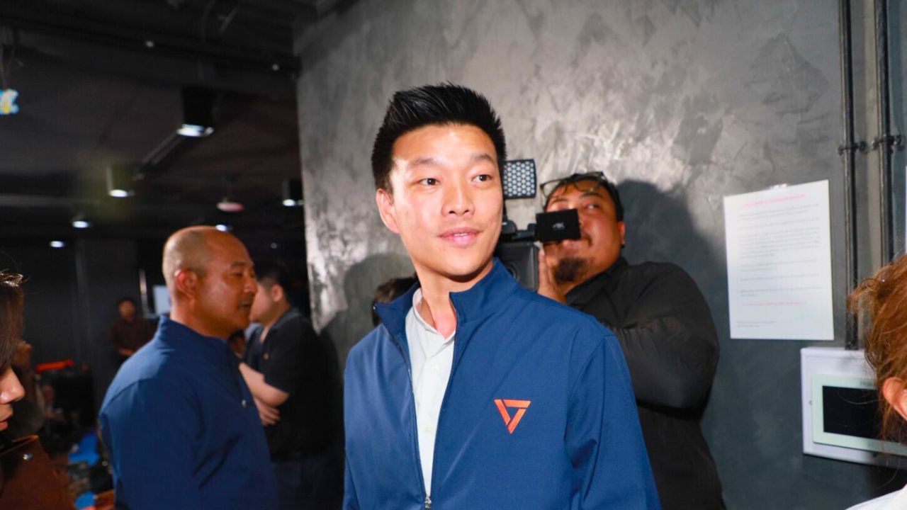 Nattapong Ruangpanyawut après une conférence de presse au siège du Parti populaire à Bangkok