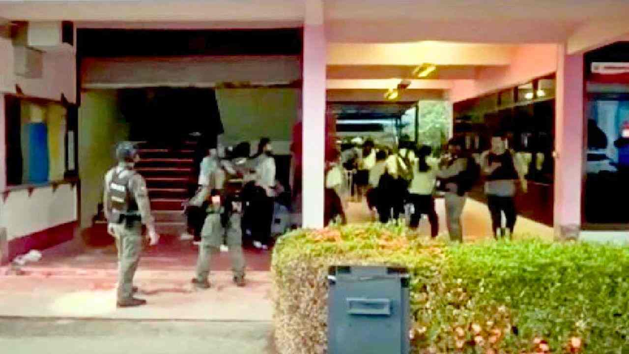 Fusillade en Thaïlande : une directrice tuée en protégeant ses élèves à Hat Yai 4 La police sécurise l'école Patongprathankiriwat dans le district de Hat Yai, à Songkhla, après l'arrestation d'un suspect armé à la suite d'une fusillade et d'une prise d'otages