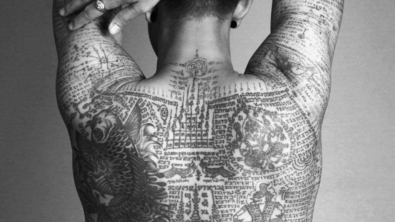 Thaïlande : il teste le pouvoir de ses tatouages sacrés et finit blessé à la hache 5 Des tatouages sacrés et protecteurs recouvrent le dos et les bras de cet homme thaïlandais