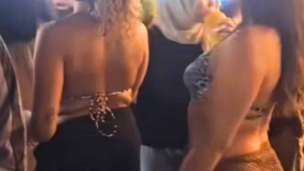 Touristes en bikini lors d’une fête dans l’enceinte du temple de Chalong à Phuket