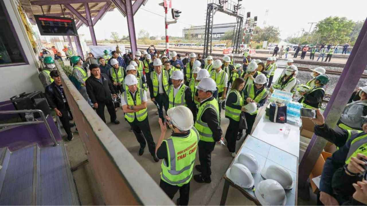Le train rapide Chine-Thaïlande à mi-parcours entre Bangkok et Nakhon Ratchasima 4 La commission sénatoriale des Transports à la gare ferroviaire de Chiang Rak Noi à Ayutthaya