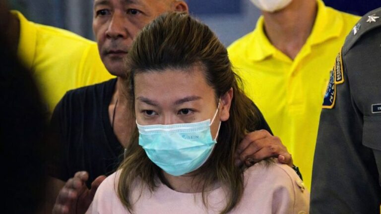 Thaïlande : la tueuse en série au cyanure échappe à la peine de mort 10 Des officiers escortent Sararat Rangsiwuthaporn lors de son arrestation en avril 2023