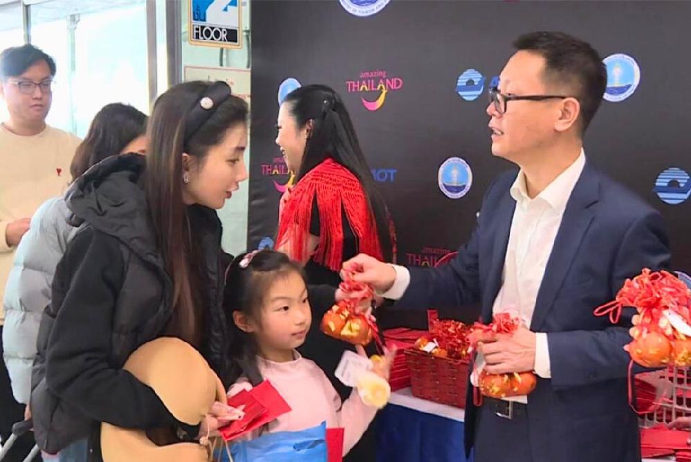 Cérémonie d’accueil à l’aéroport de Suvarnabhumi pour des passagers arrivant de Shanghai, avec spectacles traditionnels et distribution de cadeaux