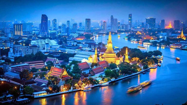 La Thaïlande dans le top 20 des pays les plus agréables à vivre en 2026 6 Vue nocturne de Bangkok avec le temple Wat Arun illuminé au bord du fleuve Chao Phraya et les gratte-ciel en arrière-plan