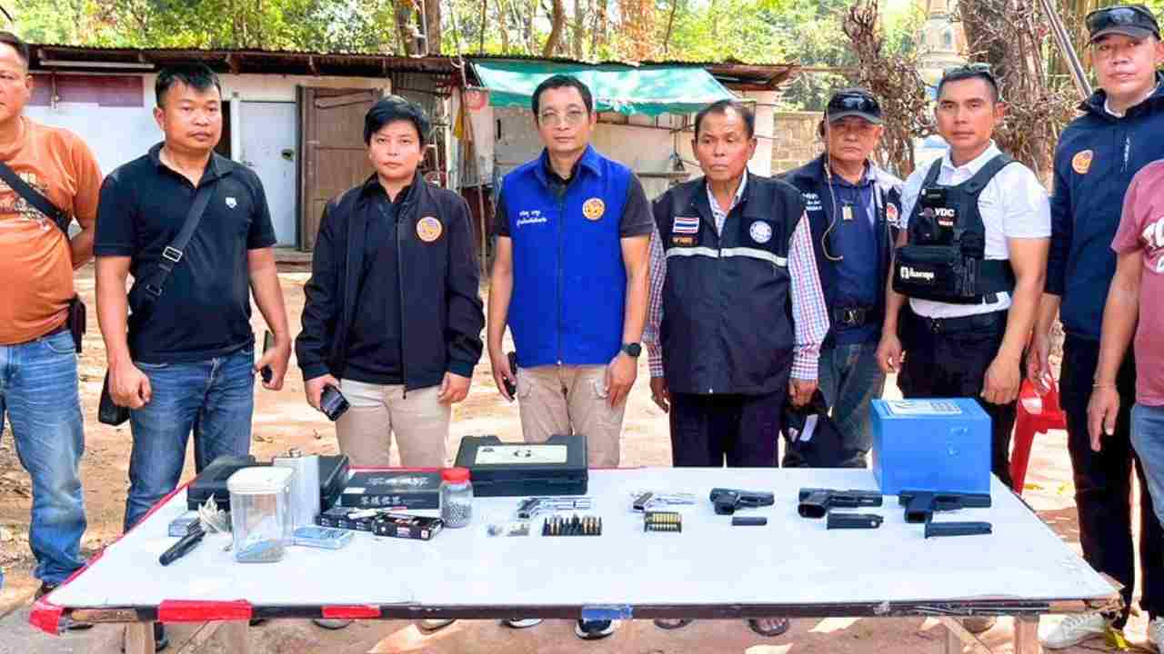 Les autorités présentent les armes et les drogues découvertes dans la cabane d’un moine lors d’une perquisition dans un temple en Thaïlande