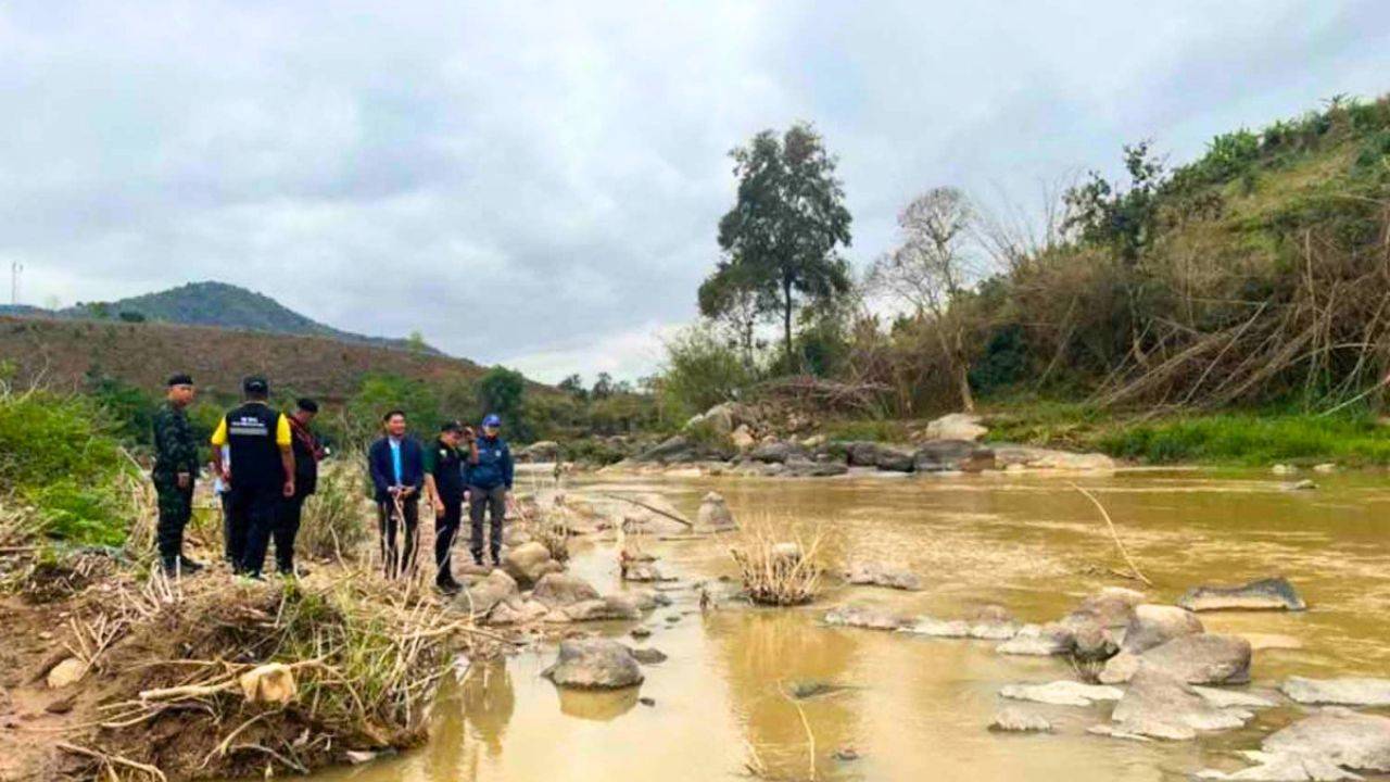 Des agents du Bureau de la santé publique de Chiang Mai et du Bureau de contrôle de l'environnement et de la pollution de Chiang Mai prélèvent des échantillons d'eau de la rivière Kok pour les analyser en avril 2025.