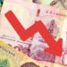 Billets de baht thaïlandais avec une flèche rouge indiquant une baisse de la monnaie