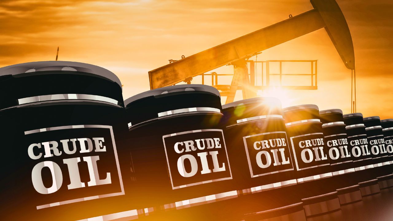 Des barils de pétrole brut au coucher du soleil