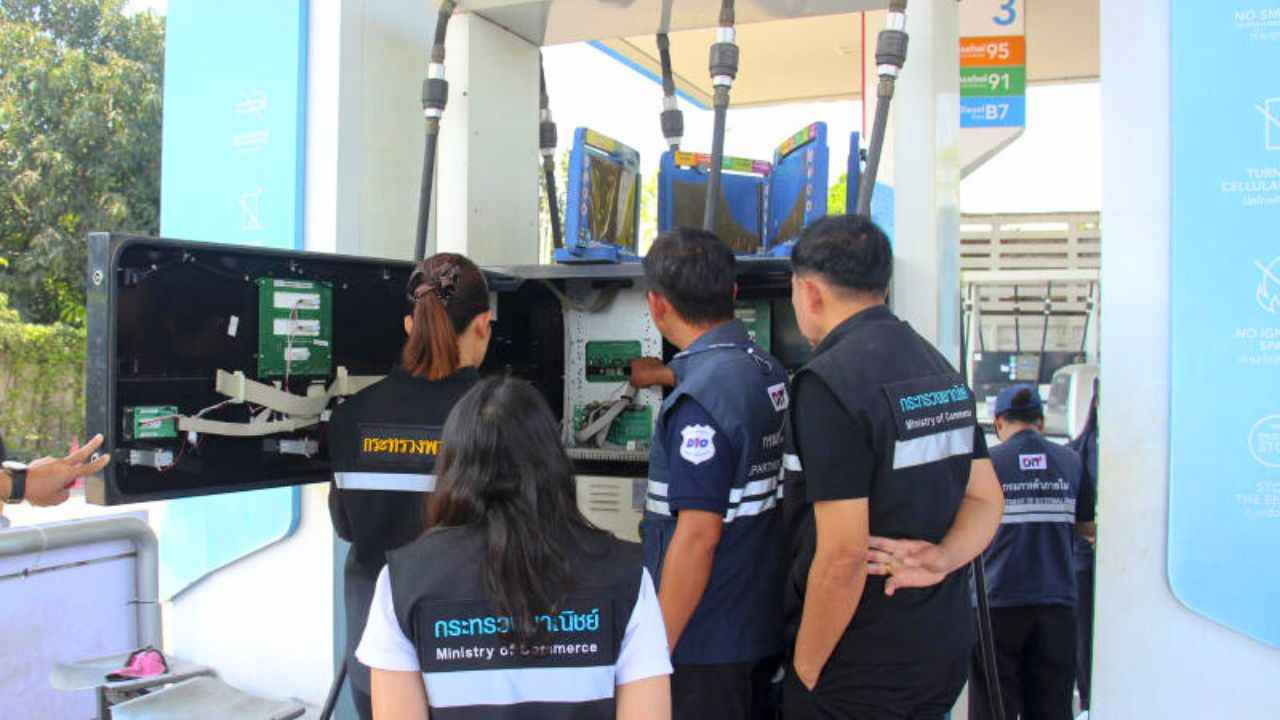 Les autorités inspectent une pompe à essence afin d'éviter toute constitution de stocks de carburant