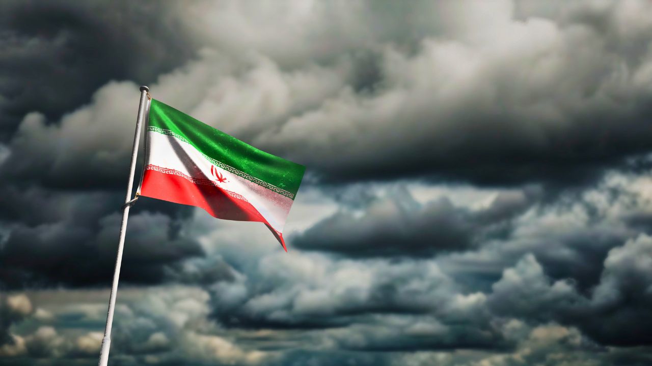 Drapeau de l’Iran sous un ciel orageux