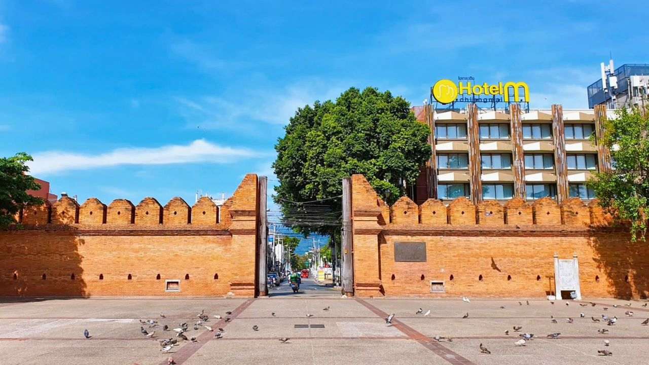 Porte historique de Chiang Mai avec un hôtel en arrière-plan en Thaïlande