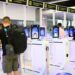 Contrôle d’immigration automatique à l’aéroport en Thaïlande avec des touristes utilisant les bornes e-passport