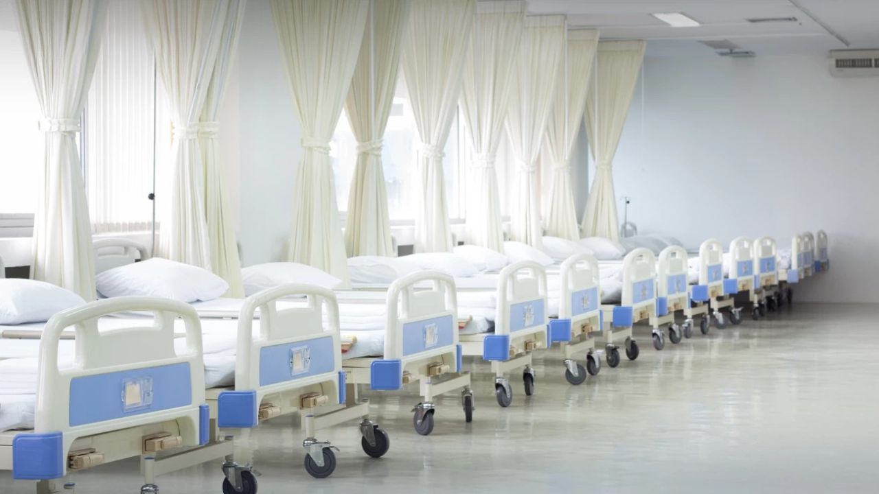 Lits d’hôpital alignés dans un service hospitalier en Thaïlande