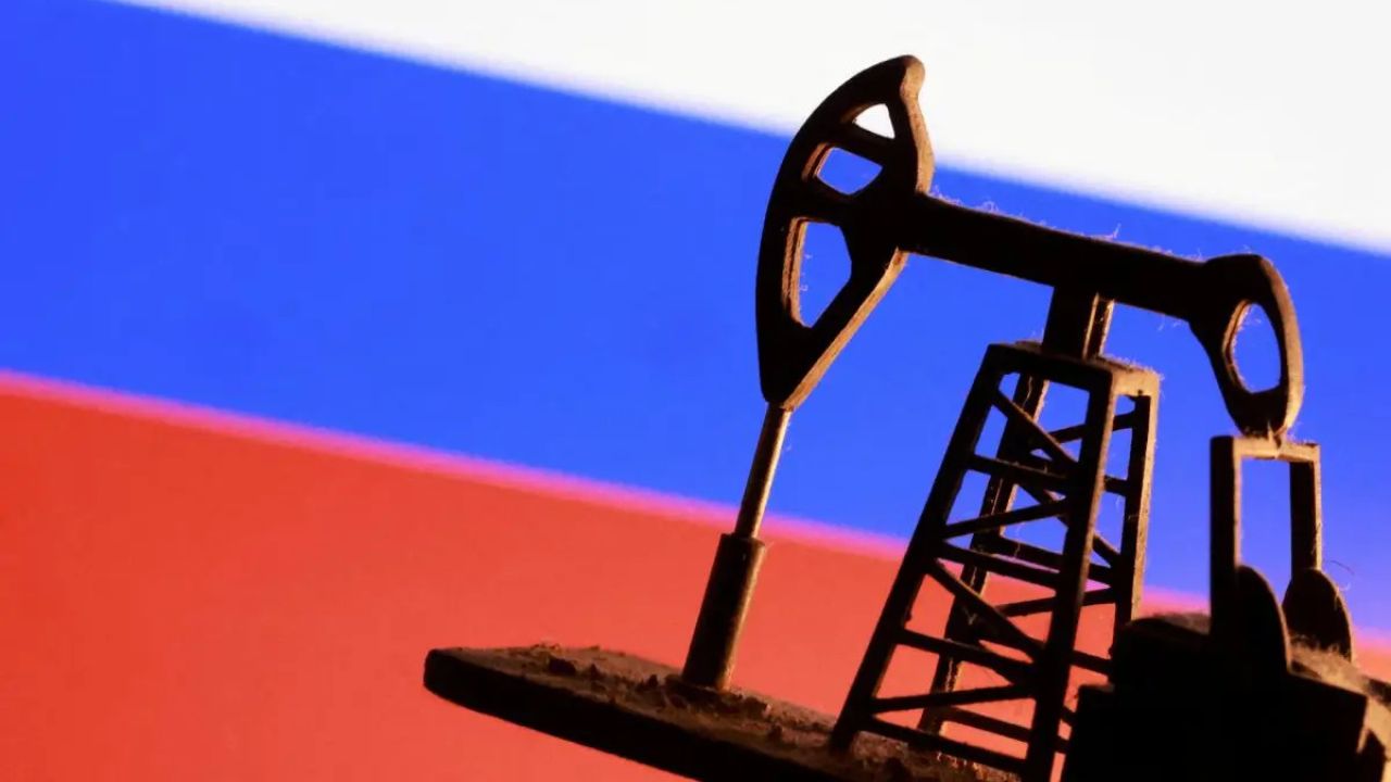 Pompe à pétrole sur fond de drapeau russe.